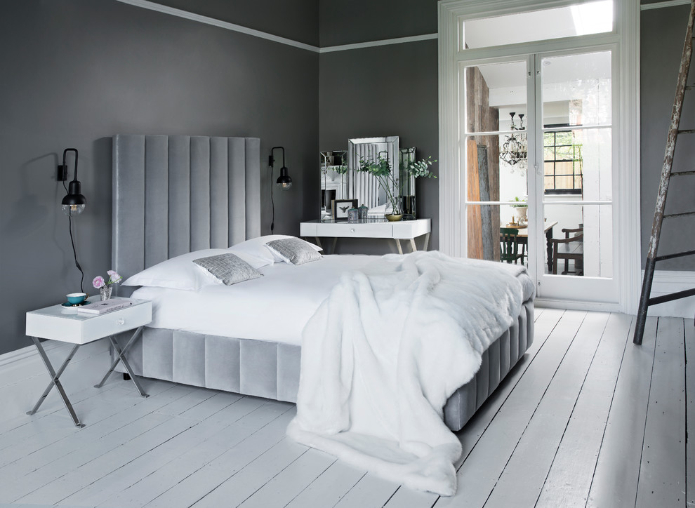 Modelo de dormitorio principal contemporáneo grande con suelo de madera pintada y suelo blanco