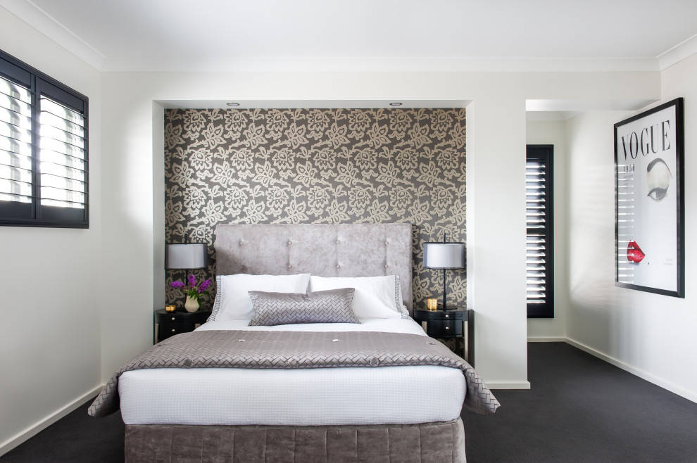 シドニーにあるトランジショナルスタイルのおしゃれな主寝室 (白い壁、カーペット敷き、暖炉なし、黒い床)