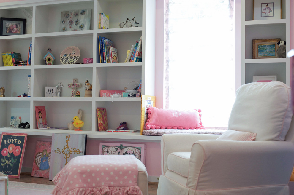 Свежая идея для дизайна: спальня в стиле неоклассика (современная классика) с розовыми стенами и паркетным полом среднего тона - отличное фото интерьера