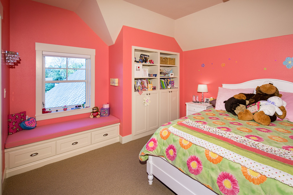 Свежая идея для дизайна: спальня среднего размера в классическом стиле с разноцветными стенами и ковровым покрытием без камина - отличное фото интерьера
