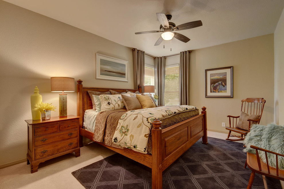 Foto de habitación de invitados clásica de tamaño medio sin chimenea con paredes beige, moqueta y suelo marrón