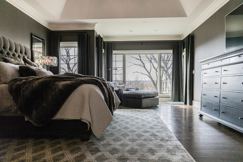 Ejemplo de dormitorio principal contemporáneo grande sin chimenea con paredes grises, suelo de madera oscura y suelo marrón