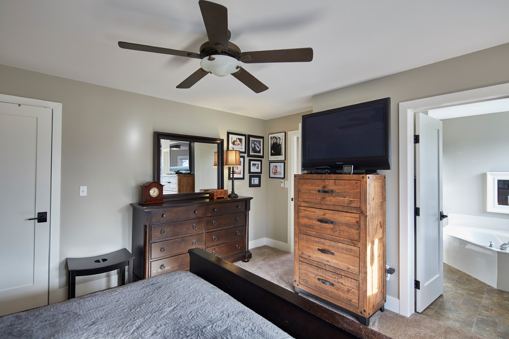 Imagen de dormitorio principal bohemio de tamaño medio sin chimenea con paredes beige y moqueta