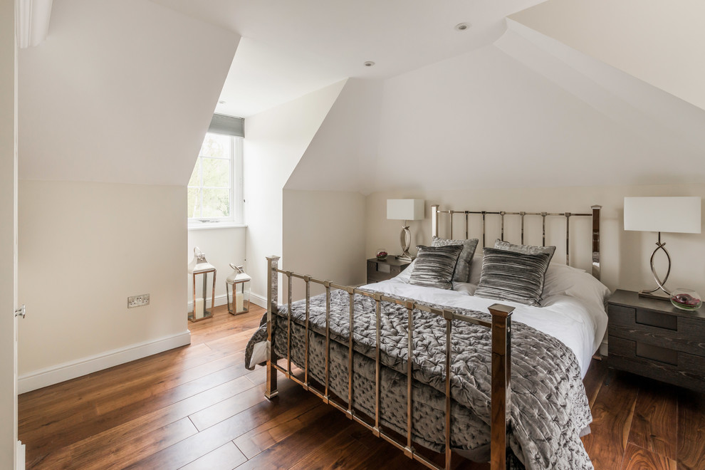 Imagen de dormitorio tradicional renovado de tamaño medio con paredes blancas, suelo de madera en tonos medios y suelo marrón