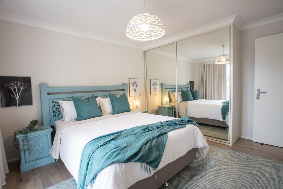 Imagen de habitación de invitados minimalista de tamaño medio con paredes beige, suelo vinílico y suelo beige
