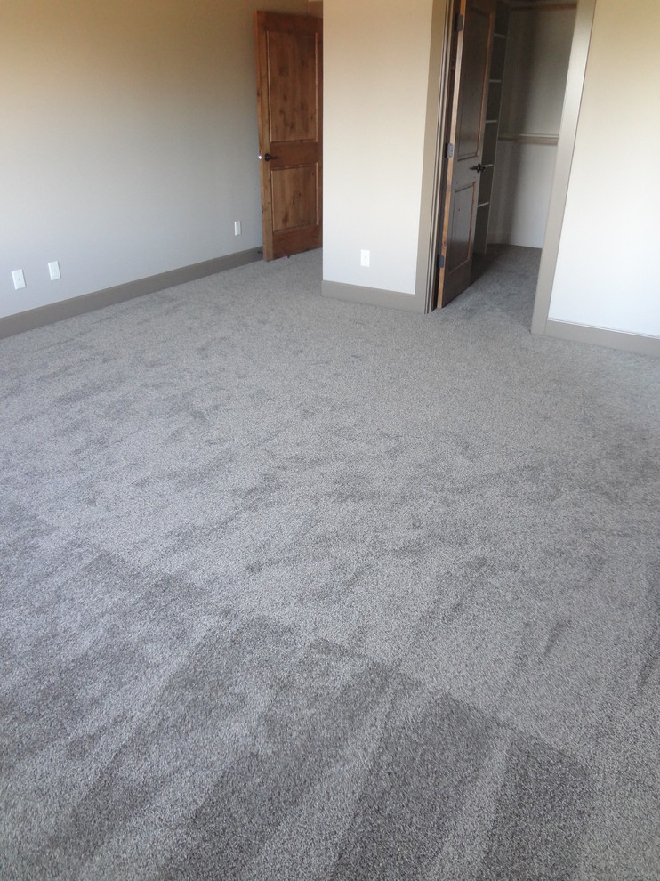 Mittelgroßes Uriges Gästezimmer ohne Kamin mit weißer Wandfarbe und Teppichboden in Portland