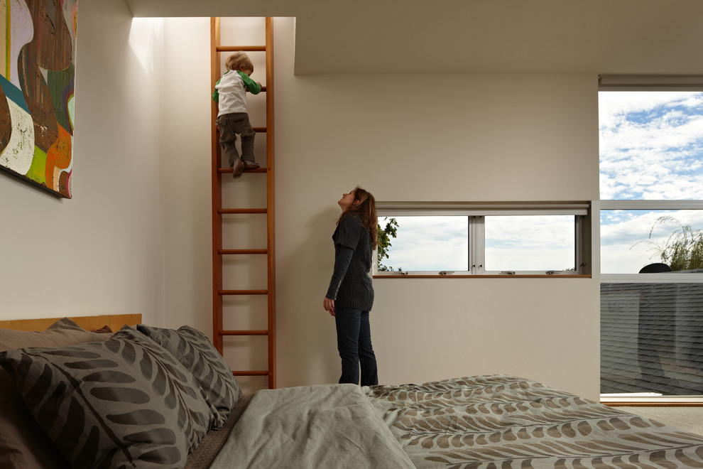 Свежая идея для дизайна: спальня на мансарде в стиле модернизм с бежевыми стенами - отличное фото интерьера
