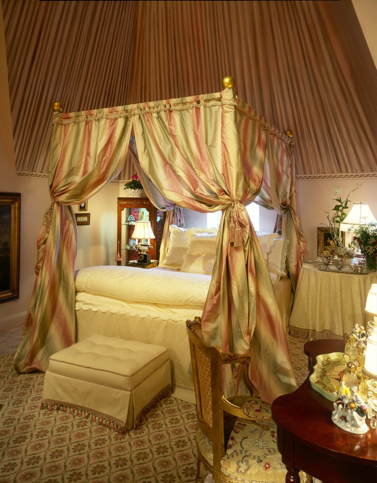 ニューヨークにあるトラディショナルスタイルのおしゃれな寝室 (ベージュの壁、カーペット敷き、暖炉なし)