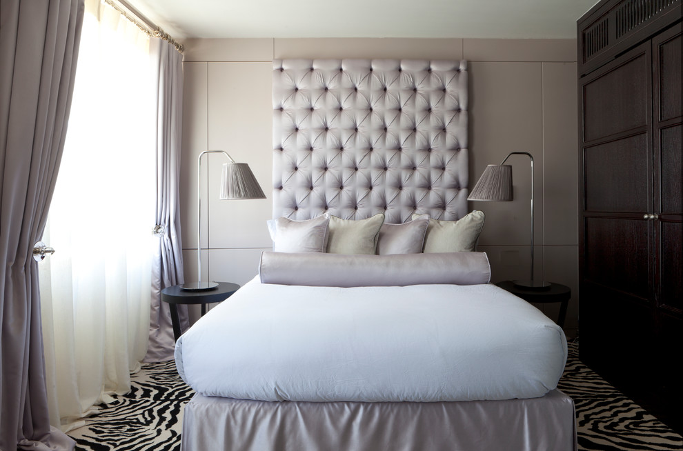 Стильный дизайн: спальня в стиле неоклассика (современная классика) с ковровым покрытием, бежевыми стенами и кроватью в нише - последний тренд