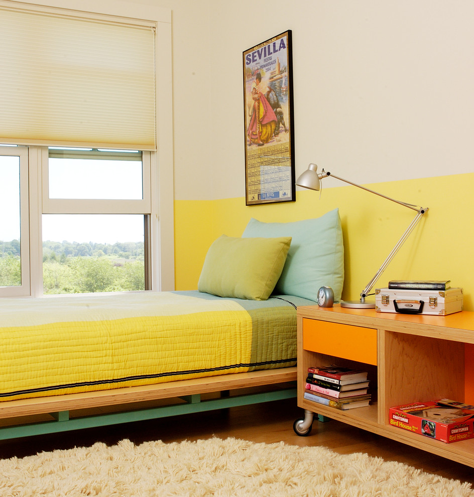 ニューヨークにあるトランジショナルスタイルのおしゃれな客用寝室 (黄色い壁) のレイアウト