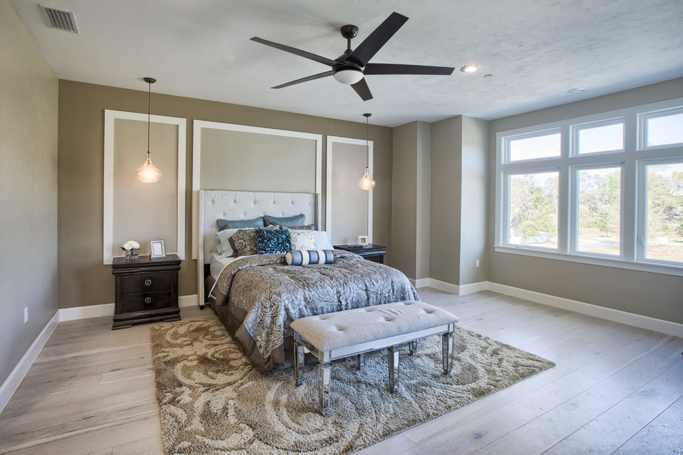 Modelo de dormitorio principal actual grande con paredes beige, suelo de madera en tonos medios y suelo blanco