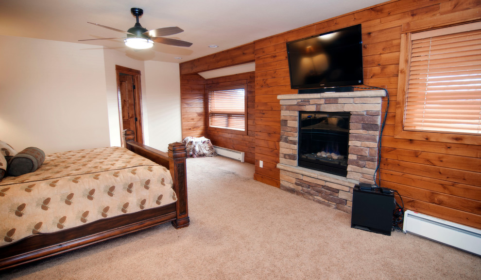 デンバーにある中くらいなラスティックスタイルのおしゃれな主寝室 (白い壁、カーペット敷き、標準型暖炉、石材の暖炉まわり) のインテリア