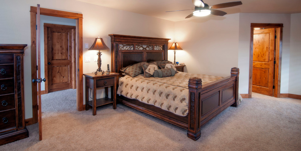 Foto de dormitorio principal rústico de tamaño medio con paredes blancas, moqueta, todas las chimeneas y marco de chimenea de baldosas y/o azulejos