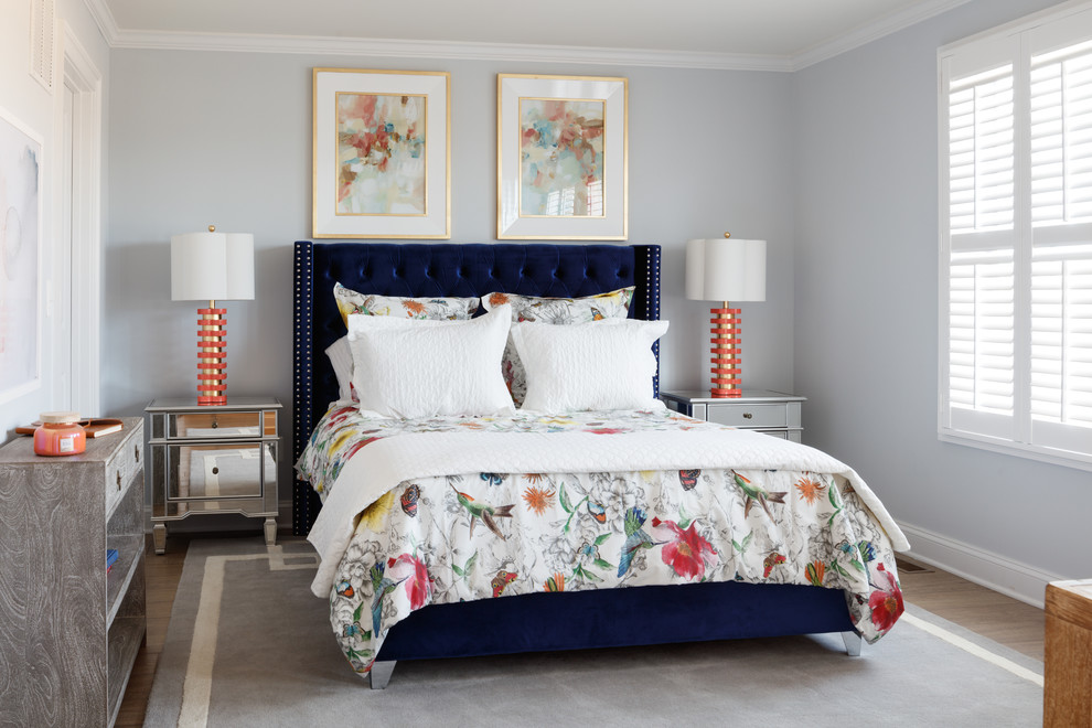 Источник вдохновения для домашнего уюта: хозяйская спальня в стиле неоклассика (современная классика) с синими стенами, полом из ламината и коричневым полом