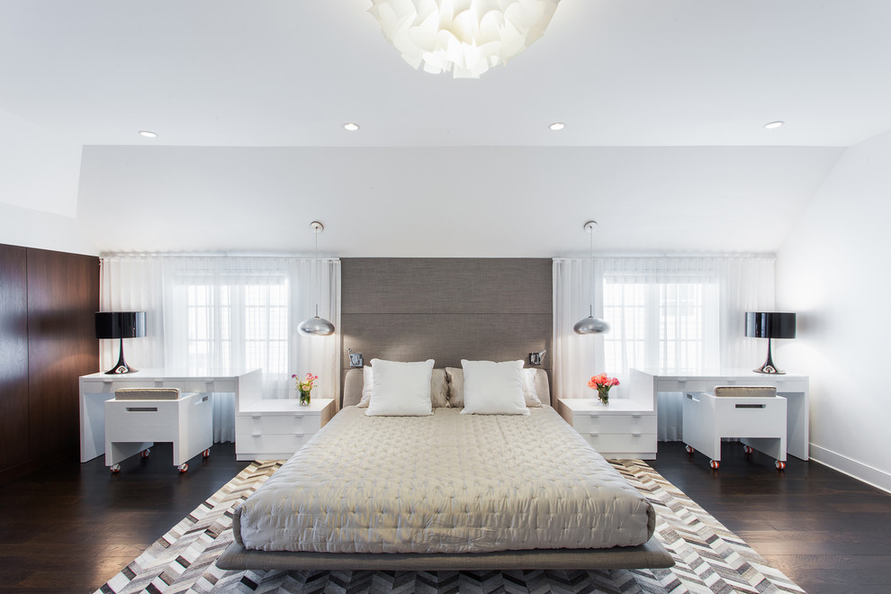 Стильный дизайн: огромная хозяйская спальня в современном стиле с белыми стенами и темным паркетным полом - последний тренд