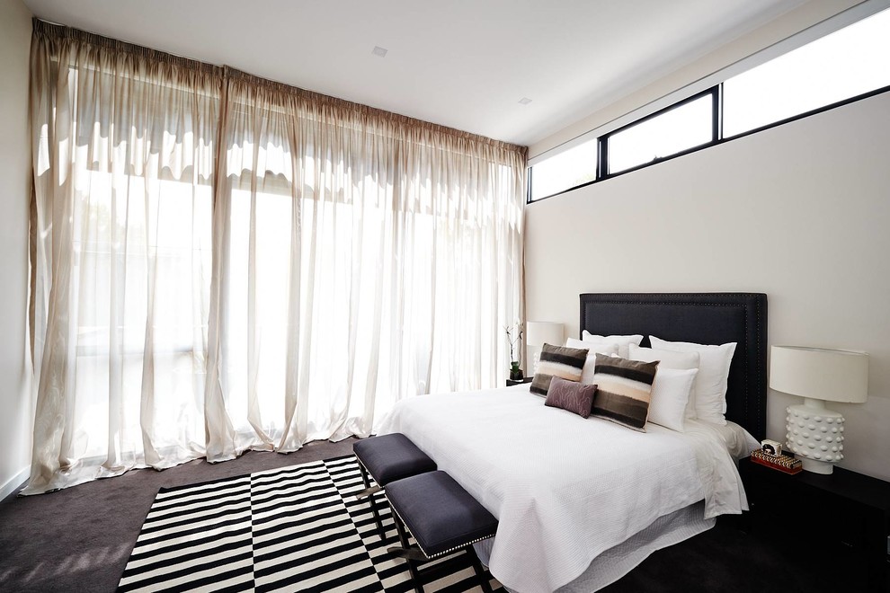 メルボルンにある中くらいなコンテンポラリースタイルのおしゃれな寝室 (白い壁、カーペット敷き、シアーカーテン)