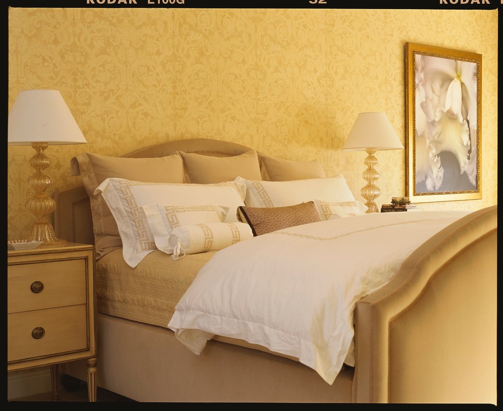 Идея дизайна: хозяйская спальня среднего размера в классическом стиле с желтыми стенами