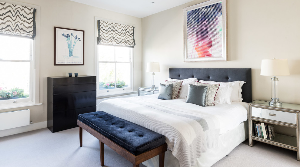 На фото: спальня среднего размера в стиле неоклассика (современная классика) с бежевыми стенами, ковровым покрытием и серым полом с