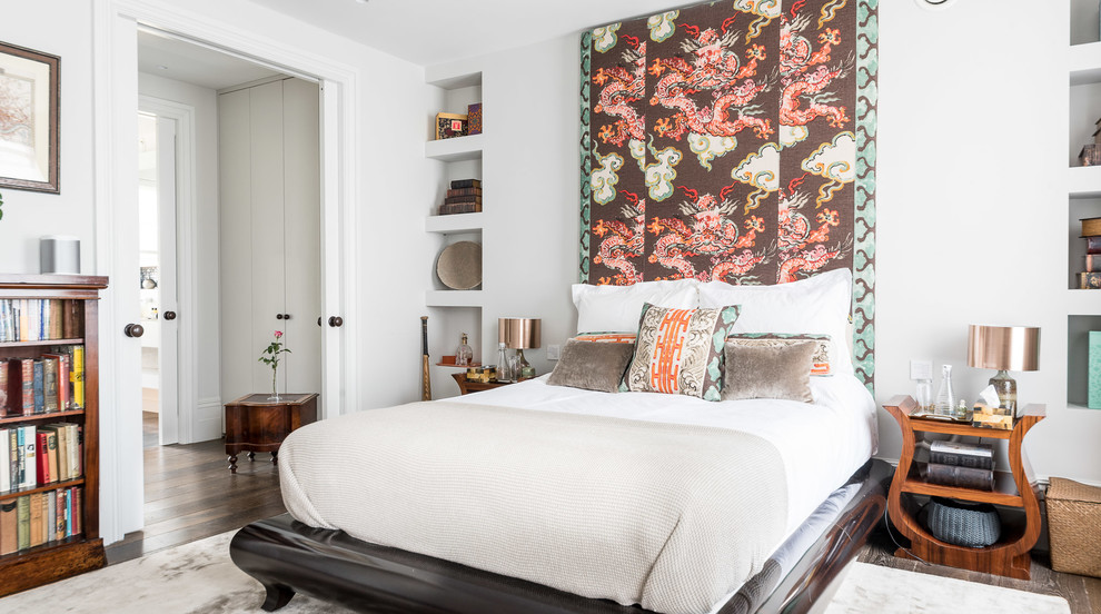 Idee per una camera da letto contemporanea di medie dimensioni con pareti grigie, parquet scuro e pavimento marrone