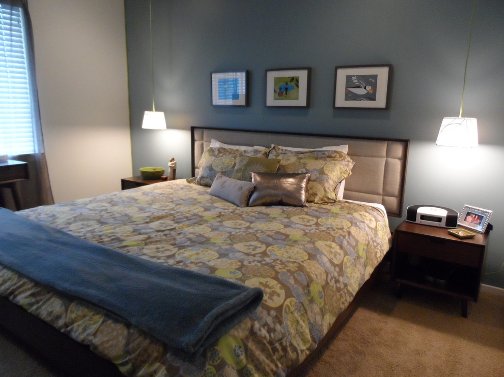 На фото: хозяйская спальня среднего размера в современном стиле с синими стенами и ковровым покрытием без камина с