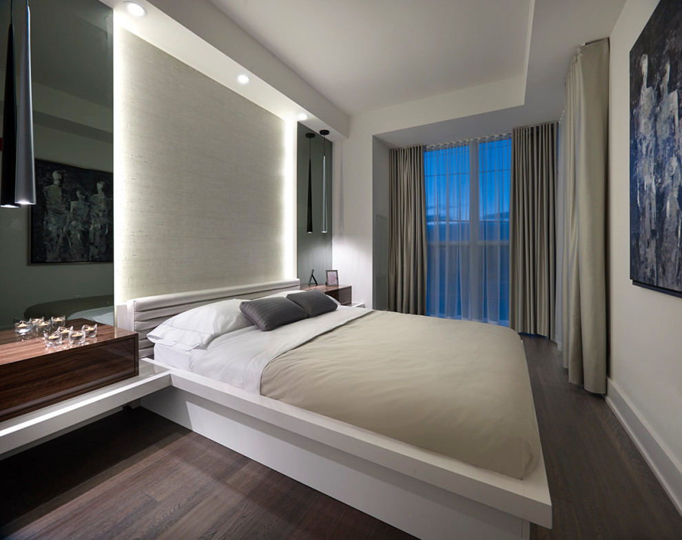 Großes Modernes Hauptschlafzimmer mit weißer Wandfarbe, braunem Holzboden und braunem Boden in Toronto