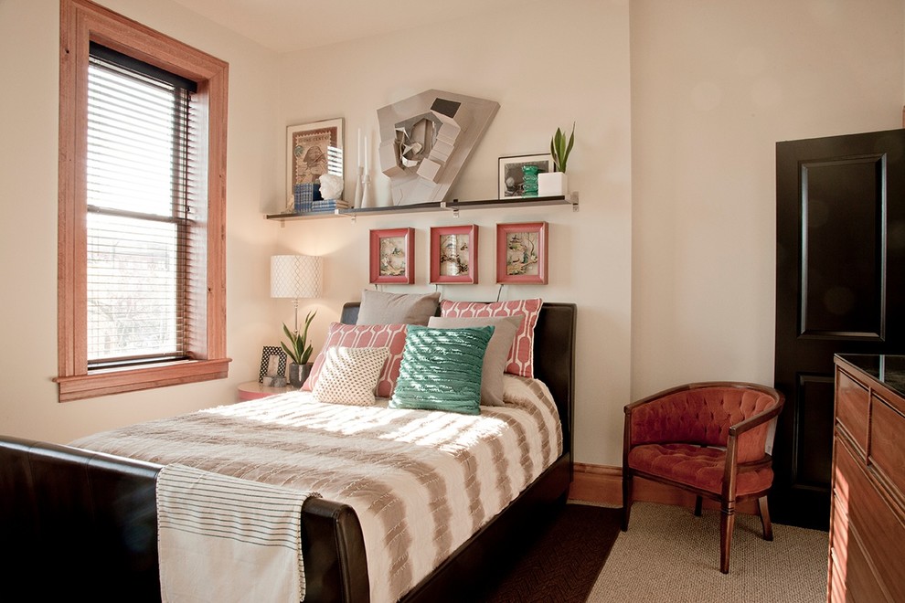 Immagine di una piccola camera degli ospiti tradizionale con pareti bianche e moquette