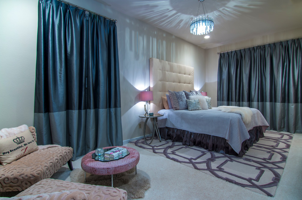 Идея дизайна: большая хозяйская спальня в современном стиле с бежевыми стенами, ковровым покрытием и бежевым полом без камина