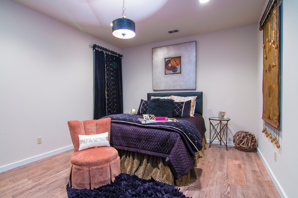 На фото: спальня среднего размера в стиле фьюжн с бежевыми стенами, светлым паркетным полом и коричневым полом без камина