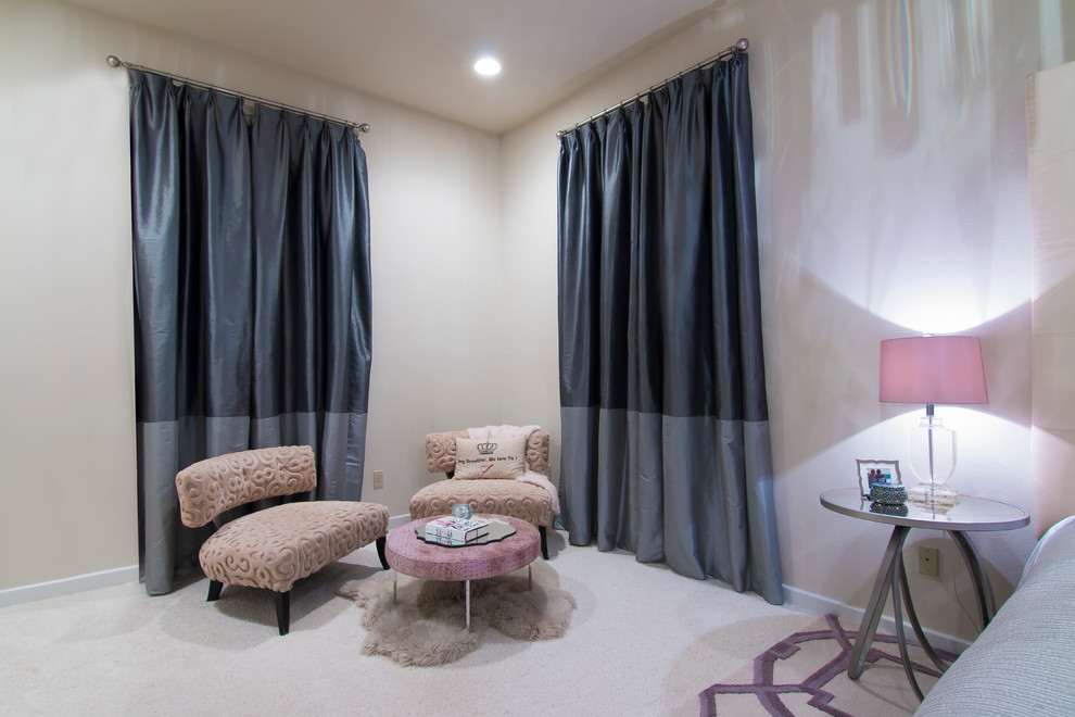 Imagen de dormitorio principal tradicional renovado grande sin chimenea con paredes beige, moqueta y suelo beige