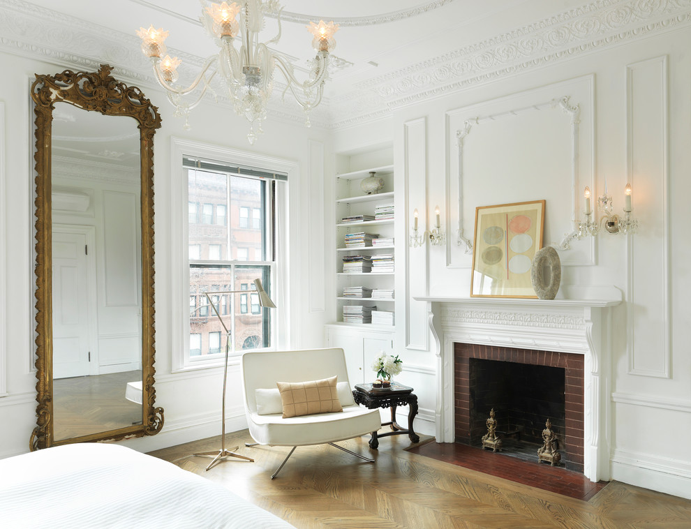 Источник вдохновения для домашнего уюта: спальня в викторианском стиле с белыми стенами, паркетным полом среднего тона, стандартным камином и фасадом камина из кирпича