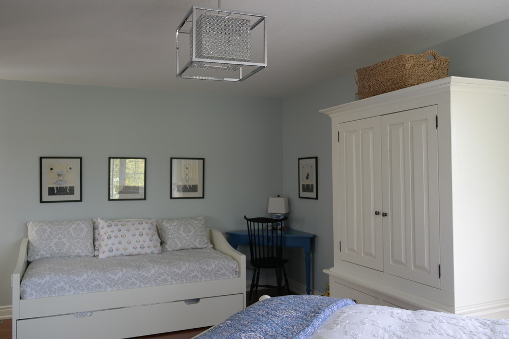 Immagine di una camera degli ospiti classica di medie dimensioni con pareti blu e pavimento in legno massello medio