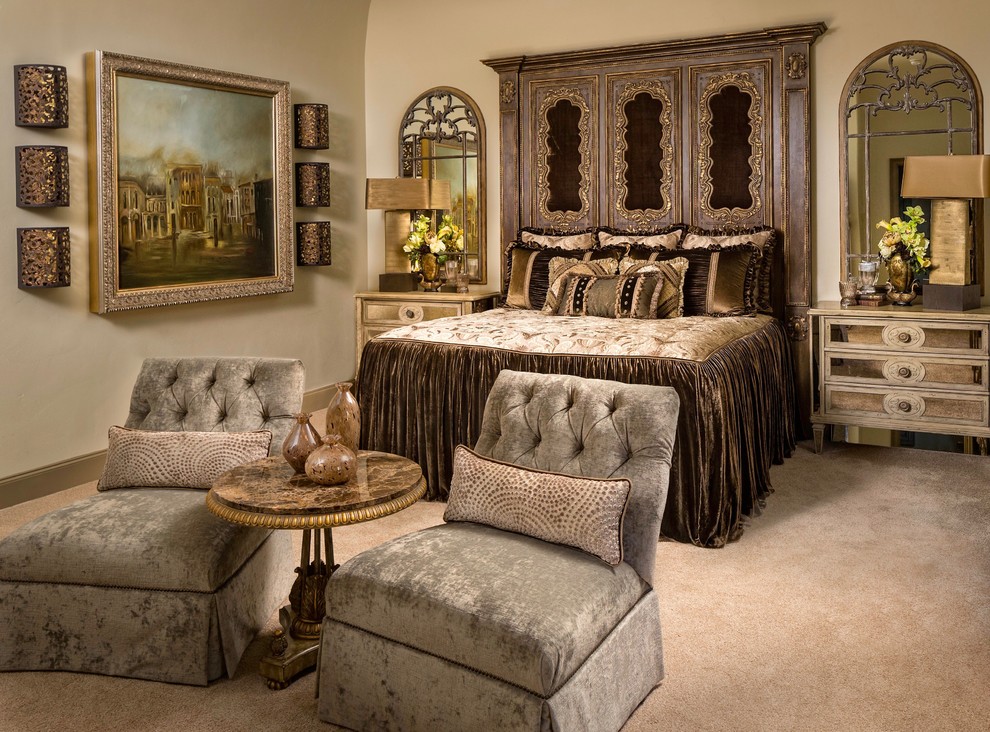 Foto de dormitorio principal clásico grande con paredes beige, moqueta y suelo beige