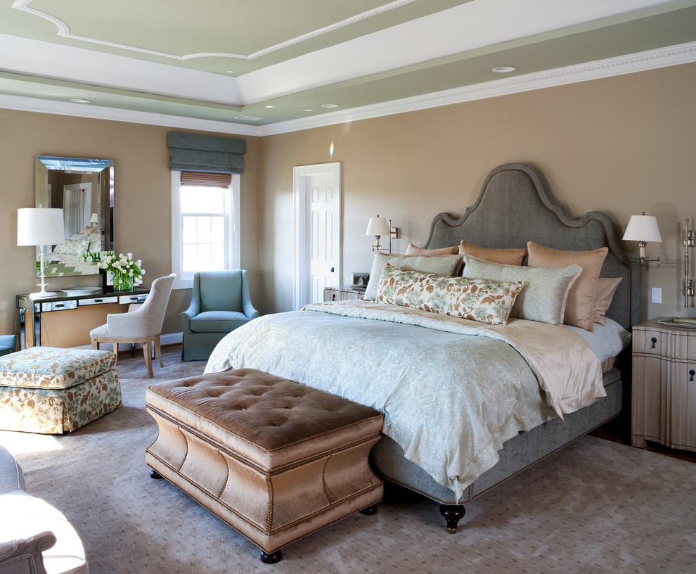 Modelo de dormitorio principal clásico renovado de tamaño medio sin chimenea con paredes verdes y suelo de madera en tonos medios