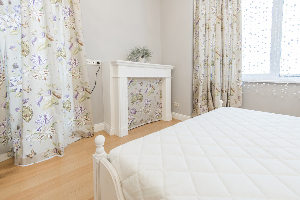 На фото: маленькая спальня в классическом стиле с серыми стенами и светлым паркетным полом для на участке и в саду