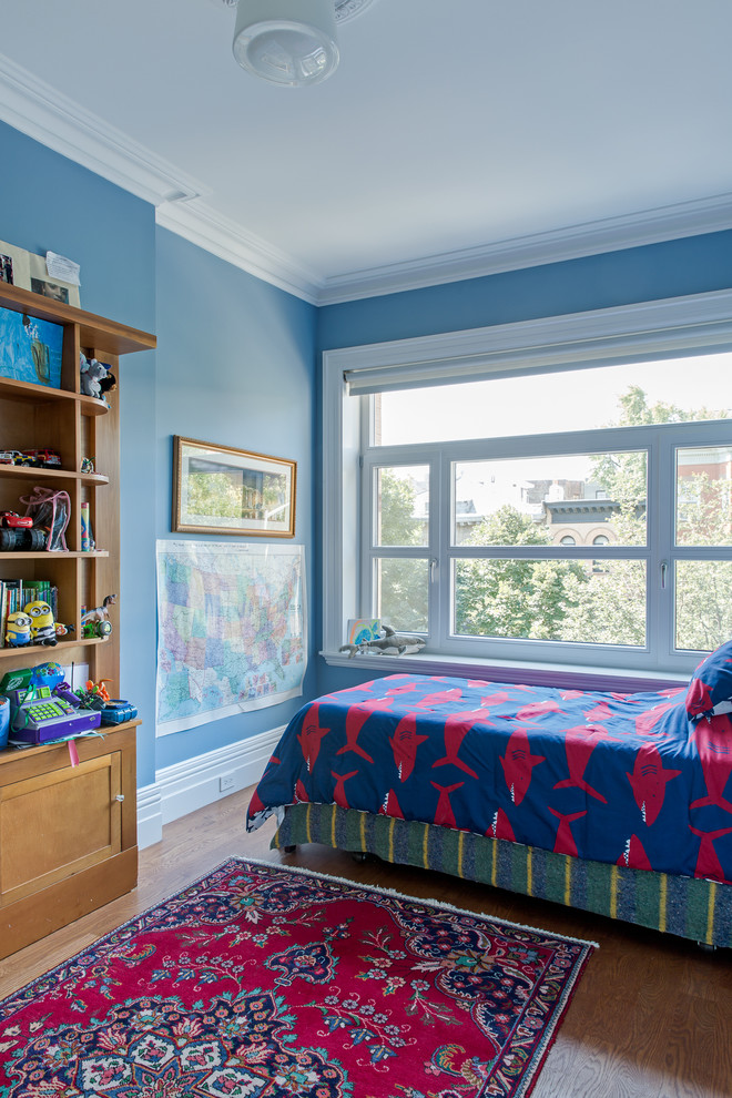 Diseño de dormitorio clásico renovado de tamaño medio con paredes azules, suelo de madera clara y suelo marrón