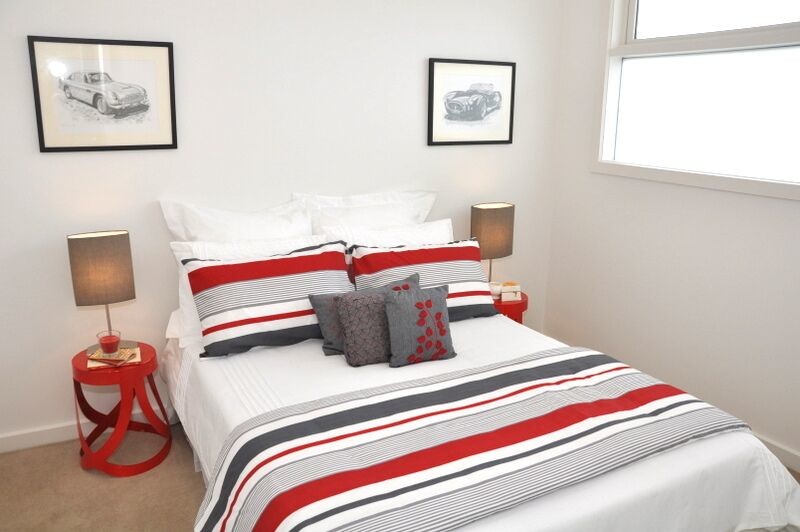 Ejemplo de habitación de invitados actual de tamaño medio con paredes blancas, moqueta y suelo beige
