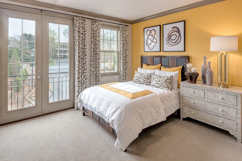 アトランタにあるトランジショナルスタイルのおしゃれな客用寝室 (黄色い壁、カーペット敷き、アクセントウォール) のインテリア