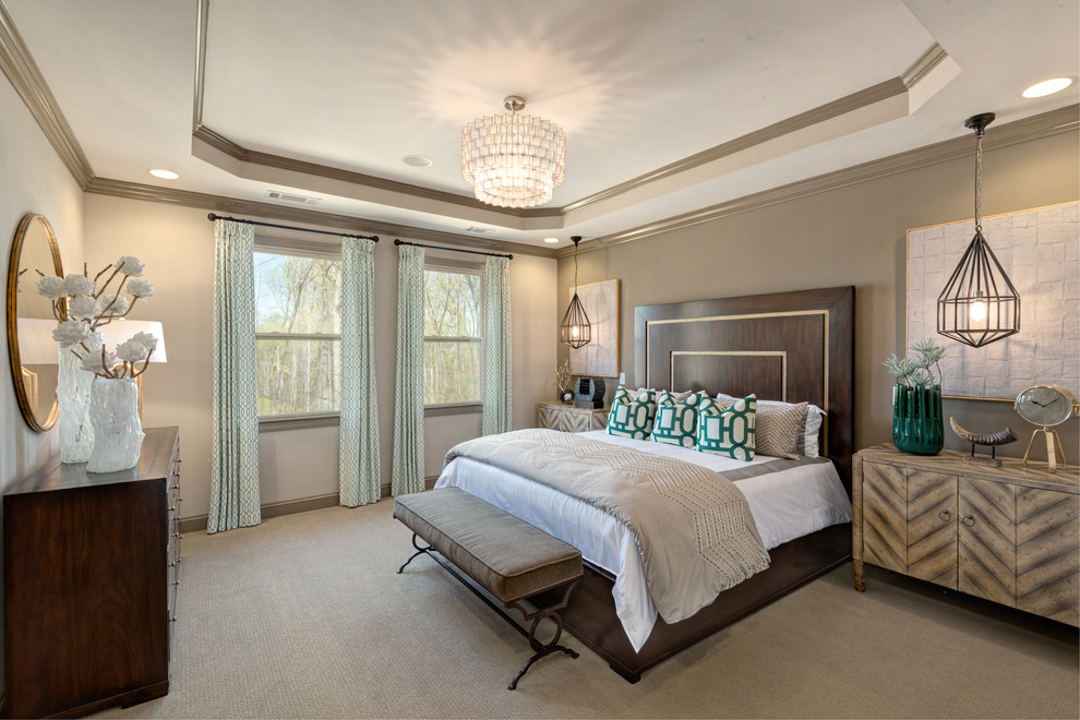 アトランタにあるトランジショナルスタイルのおしゃれな主寝室 (グレーの壁、カーペット敷き、アクセントウォール)