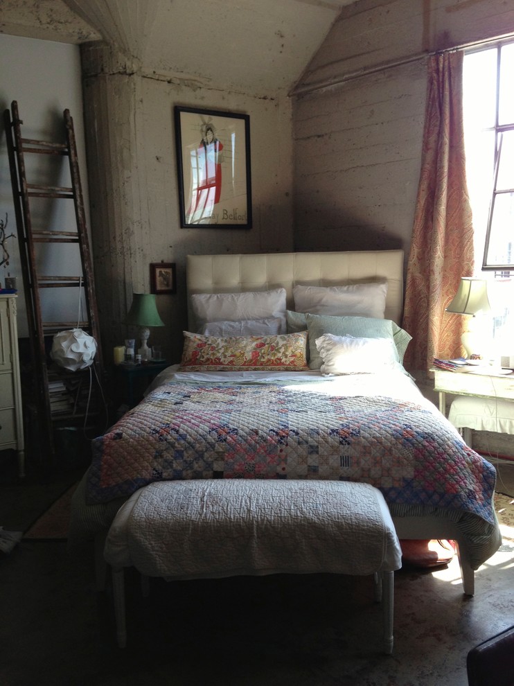 На фото: спальня в стиле лофт с