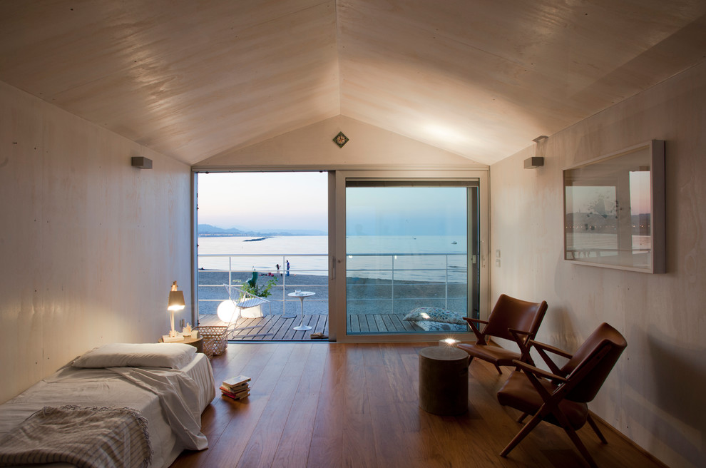 Modelo de dormitorio nórdico con paredes beige y suelo de madera en tonos medios