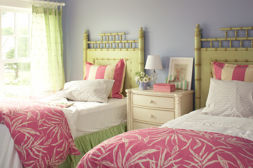 На фото: гостевая спальня (комната для гостей), среднего размера в морском стиле с серыми стенами и светлым паркетным полом без камина с