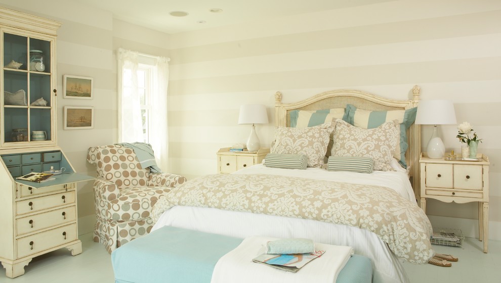 Mittelgroßes Maritimes Hauptschlafzimmer ohne Kamin mit beiger Wandfarbe, gebeiztem Holzboden und blauem Boden in Tampa