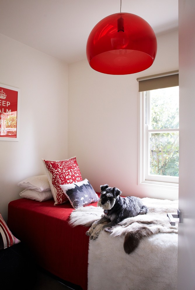 メルボルンにある小さなミッドセンチュリースタイルのおしゃれな寝室 (白い壁、カーペット敷き) のレイアウト