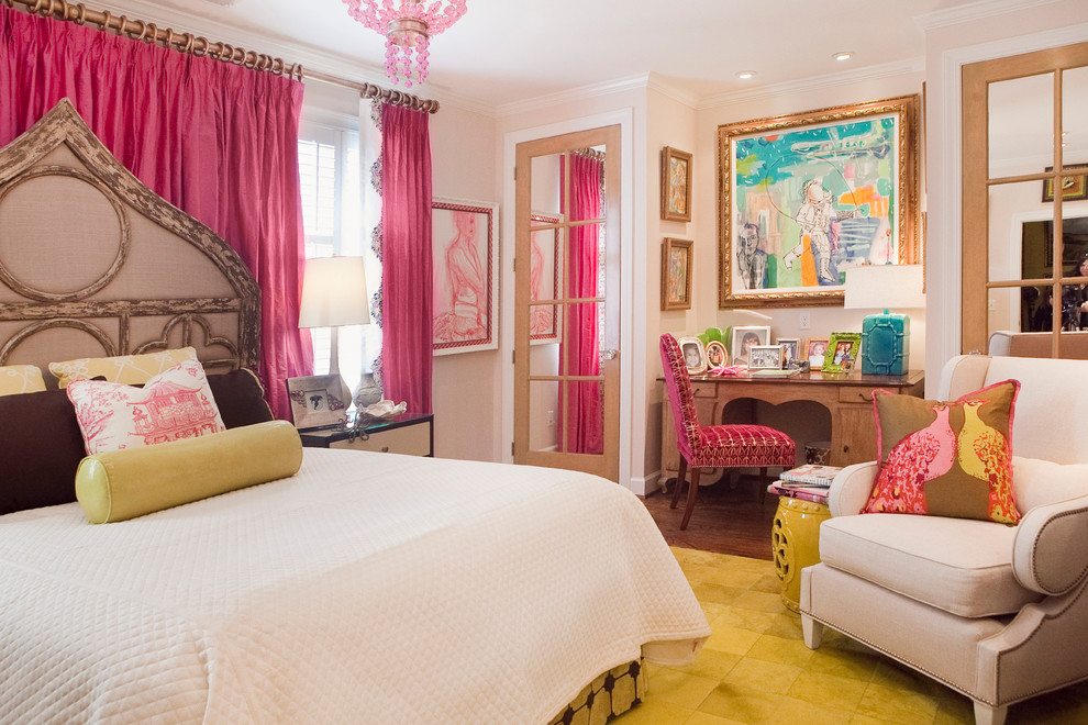 Mittelgroßes Eklektisches Hauptschlafzimmer mit beiger Wandfarbe und dunklem Holzboden in Charleston