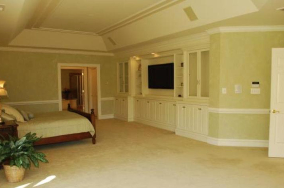 Foto de dormitorio principal clásico grande con moqueta y paredes amarillas