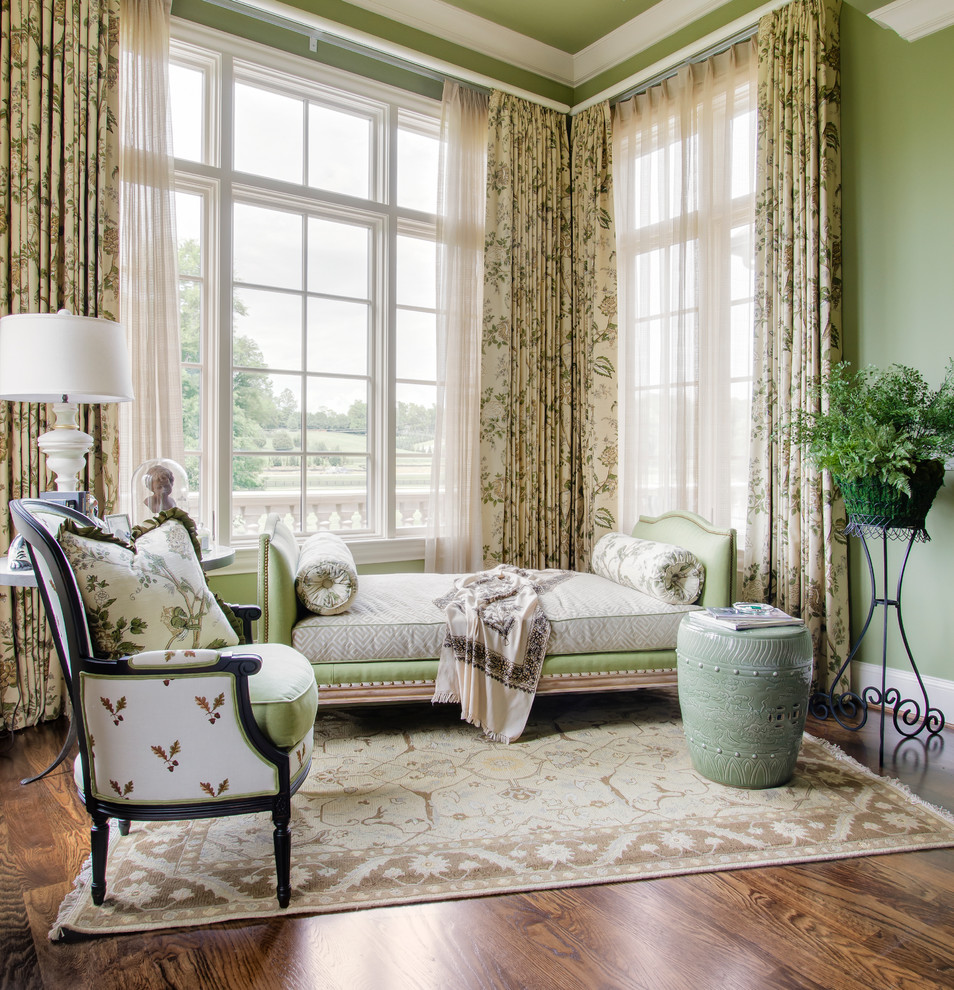 Klassisches Hauptschlafzimmer mit grüner Wandfarbe in Nashville