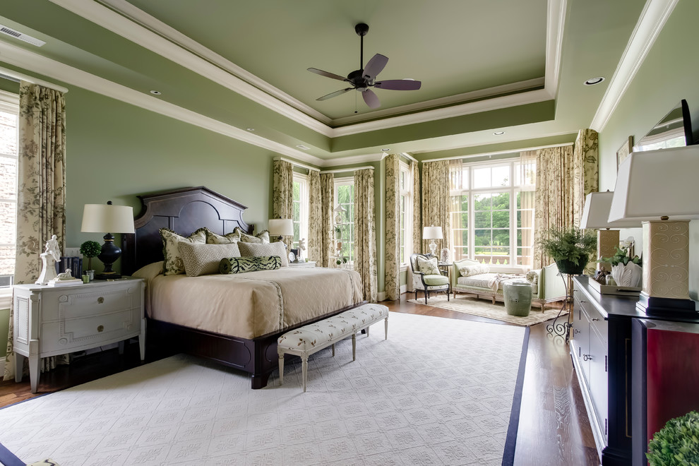 Стильный дизайн: хозяйская спальня в классическом стиле с зелеными стенами - последний тренд