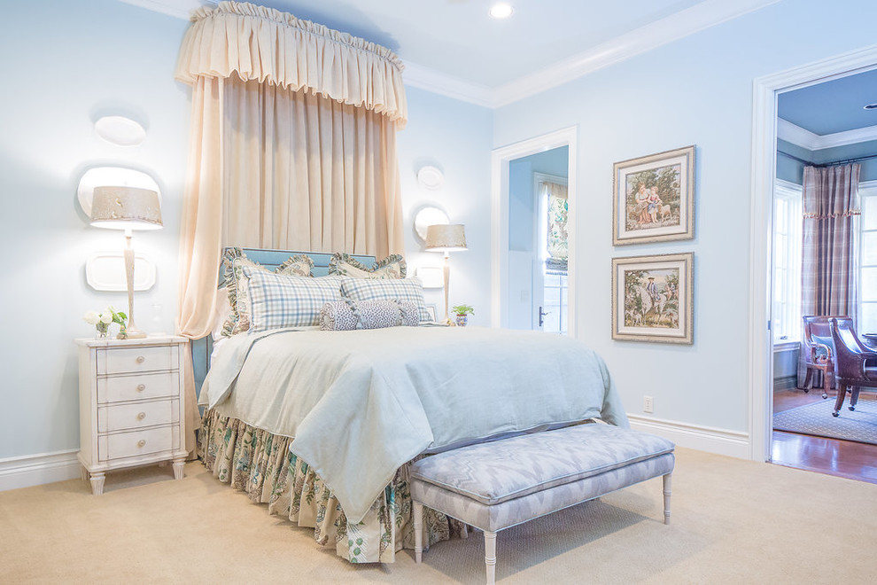ナッシュビルにあるトラディショナルスタイルのおしゃれな寝室 (青い壁、カーペット敷き、暖炉なし、ベージュの床) のレイアウト