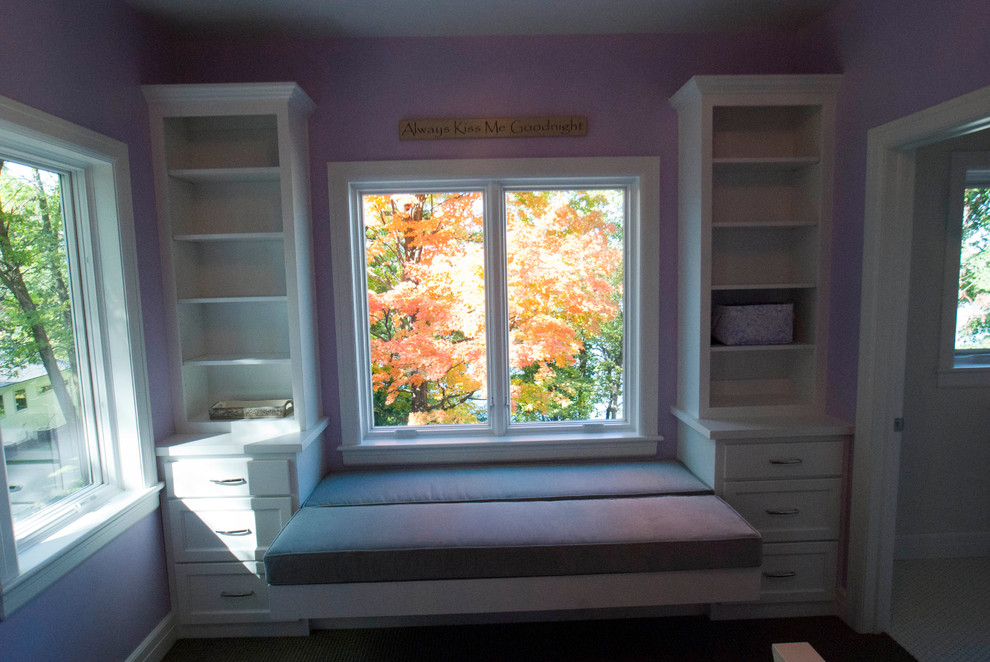 Foto di una camera da letto chic di medie dimensioni con pareti viola e moquette