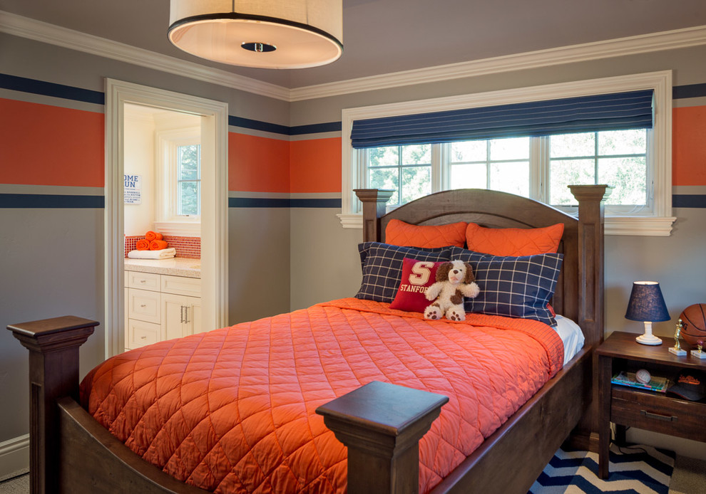 Bild på ett vintage sovrum, med flerfärgade väggar och heltäckningsmatta